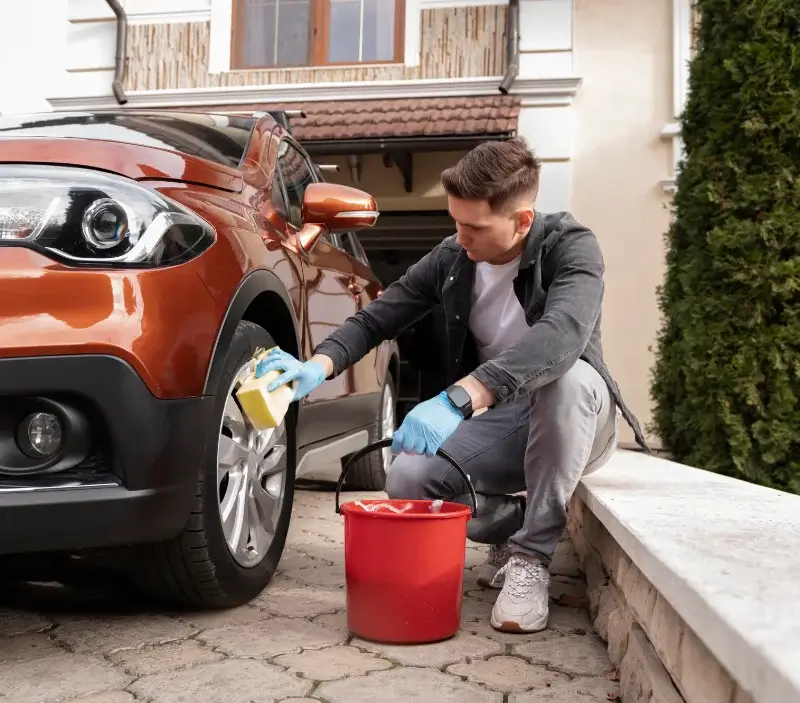 Lavage auto à domicile Chaudefontaine : professionnel intervenant sur un véhicule